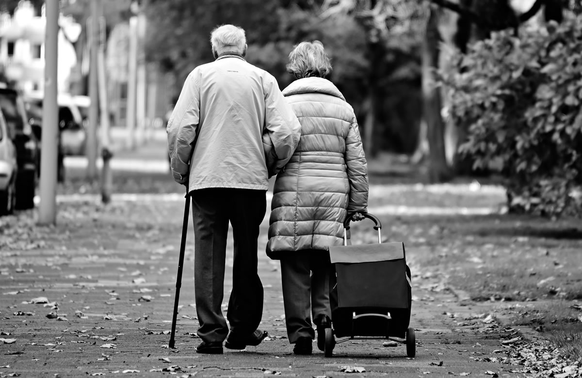 Elderly couple. Image credit: MabelAmber.